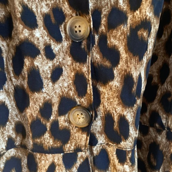Classic Wrap Dress in Leopard Print- stunning and sexy - Picture 3 of 5